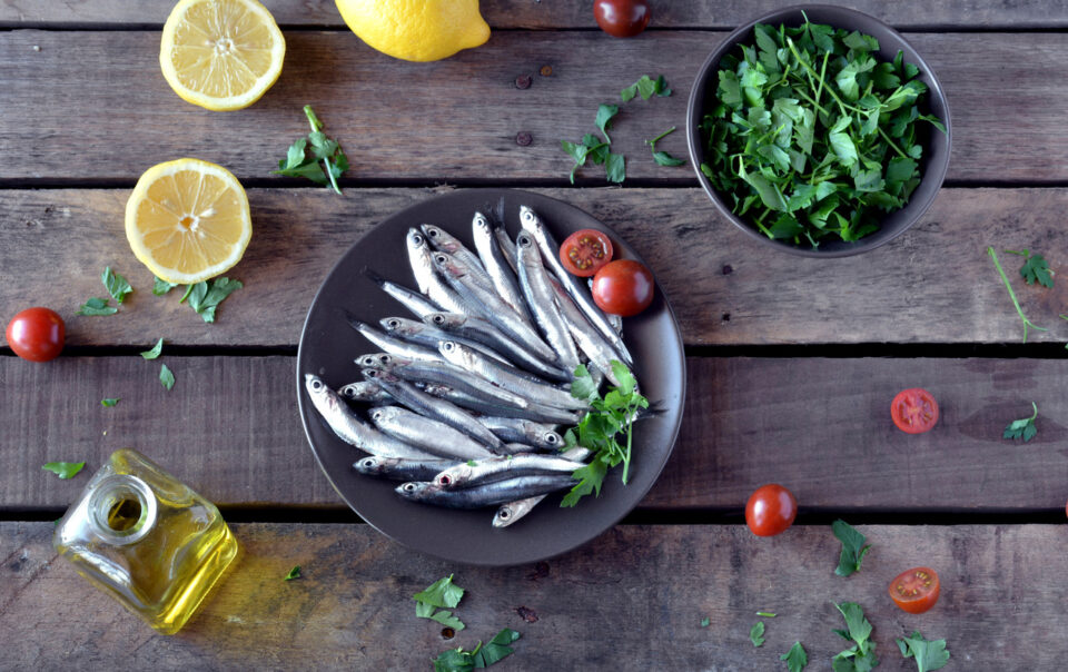 anchovies:-nutritional-profile,-health-benefits-healthifyme