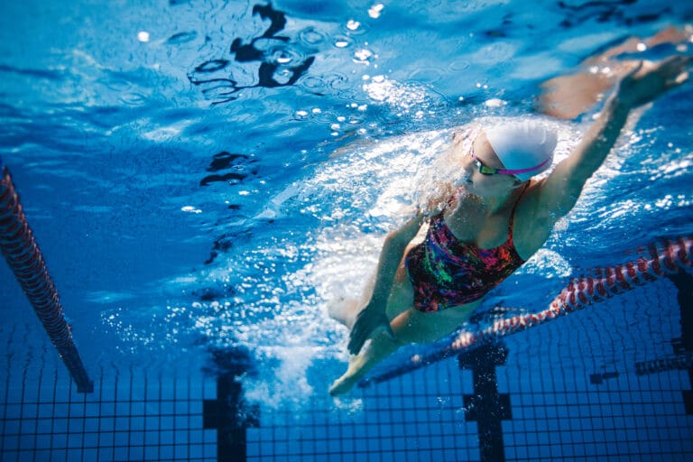 swimming-for-weight-loss:-striding-the-strokes:-healthifyme