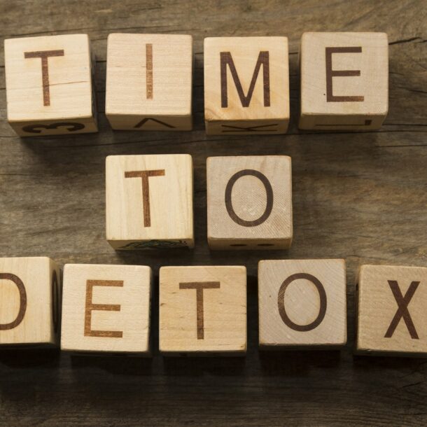 how-to-detox-your-body:-a-simple-guide:-healthifyme