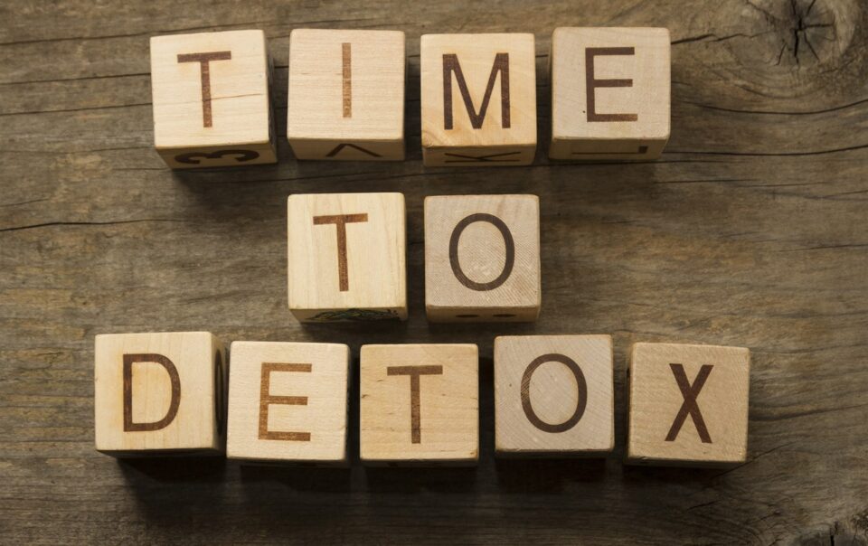 how-to-detox-your-body:-a-simple-guide:-healthifyme